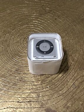 Apple iPod Shuffle 4th Generation 2GB Silver A1373 MP3 Player Brand New